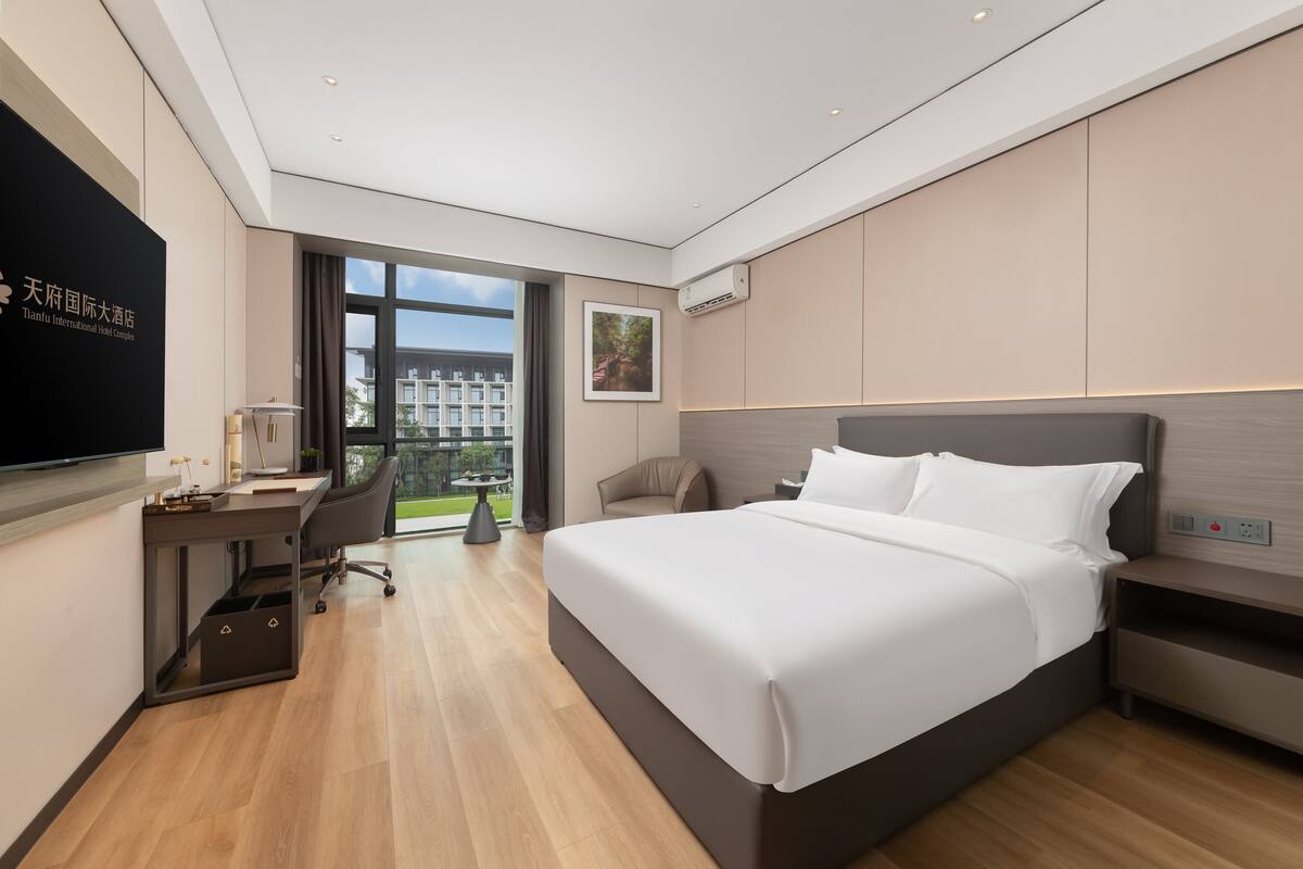 Quarto elite | Roupas de cama premium, escrivaninha, espaço de trabalho para notebook