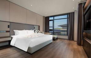 Suíte empresarial | Roupas de cama premium, escrivaninha, espaço de trabalho para notebook