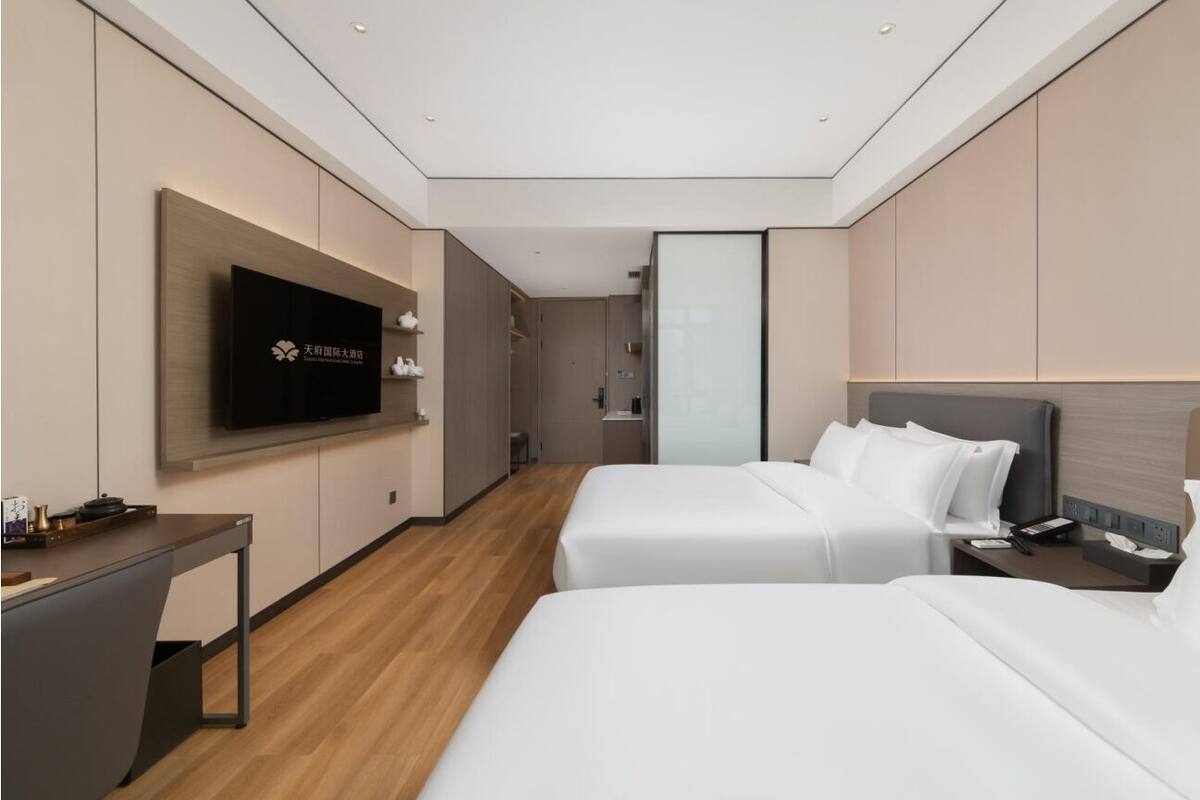 Quarto casal ou duplo superior, várias camas | Roupas de cama premium, escrivaninha, espaço de trabalho para notebook