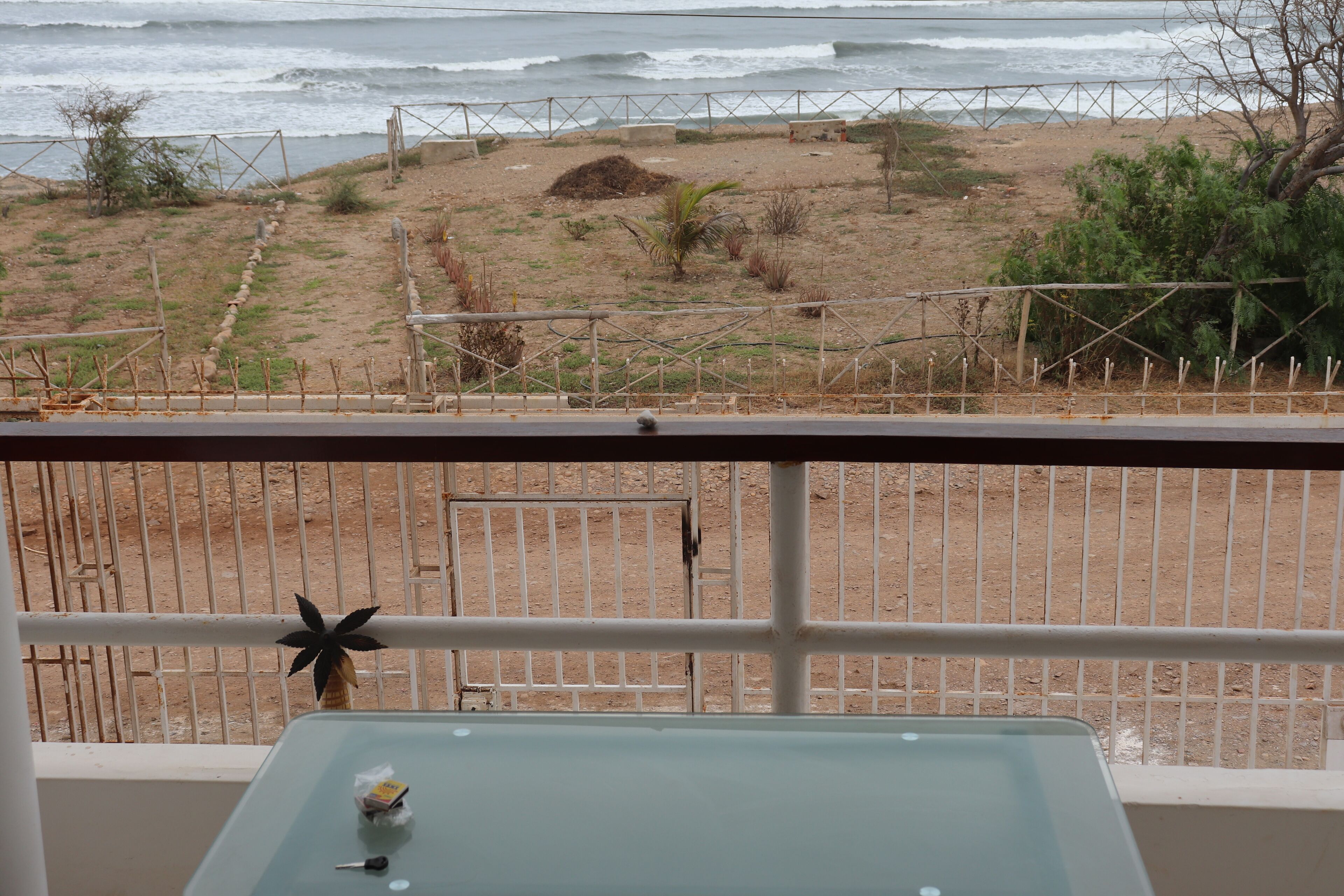 Un balcón con vista a la playa y al océano.