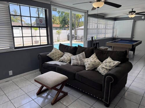 Sleeps 30 Large Heated Pool Home, 10 min to Hard Rock and 22 minutes to Beach