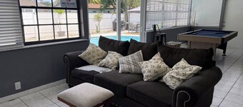 Sleeps 30 Large Heated Pool Home, 10 min to Hard Rock and 22 minutes to Beach