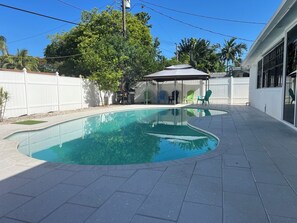 Una piscina al aire libre, una piscina climatizada