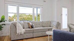 Télévision, cheminée, livres