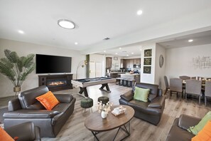 Smart TV, lareira, pebolim, mesa de pingue-pongue