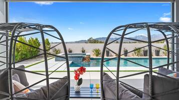 Una piscina al aire libre, una piscina climatizada