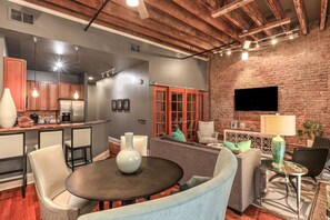 Smart TV - Authentic Historic Apt | 10 mins to French Quarter (New Orleans)