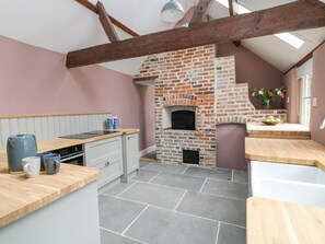 Casa de campo | Cocina privada | Refrigerador, lavavajillas, tetera eléctrica y utensilios de cocina 