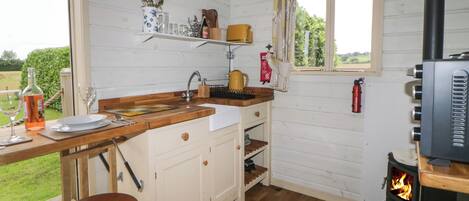 Réfrigérateur, bouilloire électrique, grille-pain