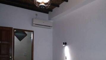 Quarto casal ou duplo luxo, 1 cama de casal | Wi-Fi de cortesia, roupa de cama