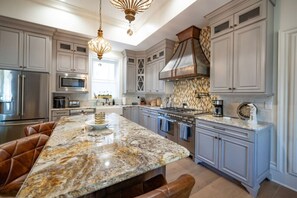 Fridge, microwave, oven, stovetop - La Place - Exquisite Convenience (Lynchburg)