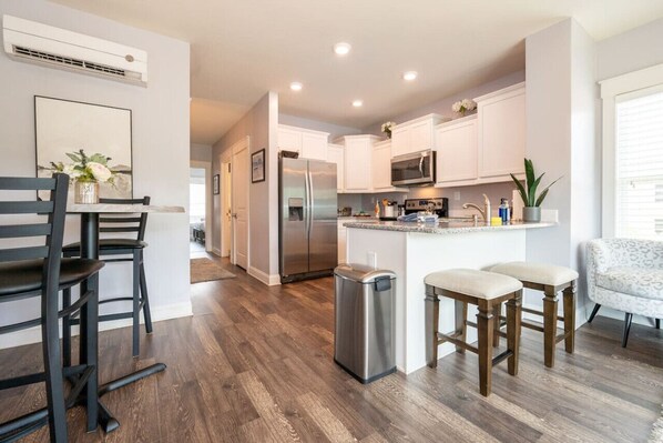 Køleskab, mikrobølgeovn, ovn, kogeplade