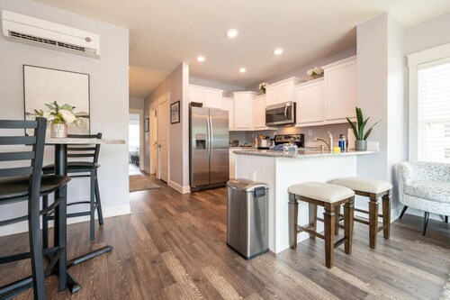 Beautiful Downtown/River VIEWS! Walk Everywhere!