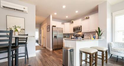 Beautiful Downtown/River VIEWS! Walk Everywhere!