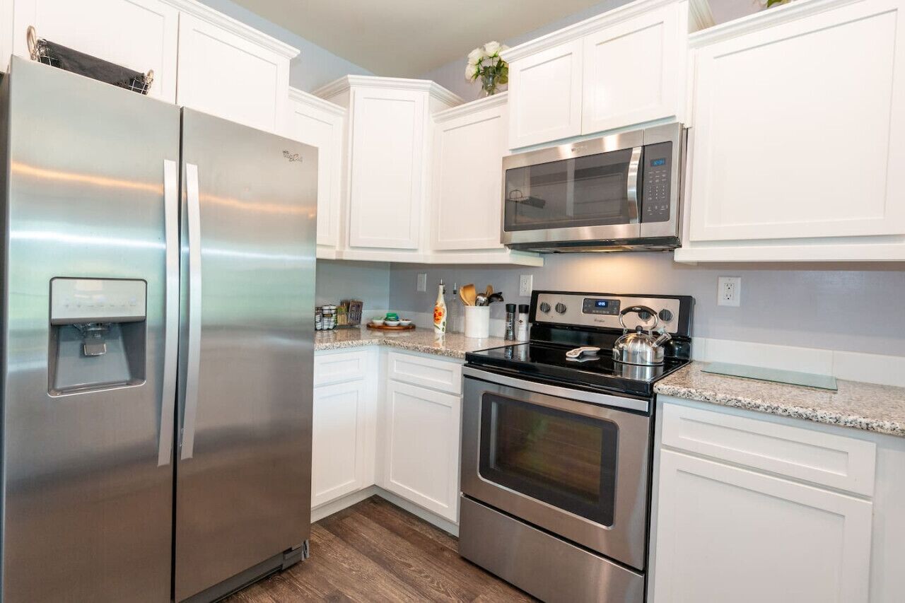 Jääkaappi, mikroaaltouuni, uuni, liesi