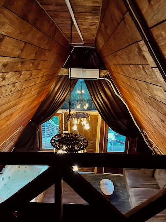 Escritorio, sistema de insonorización y tabla de planchar con plancha