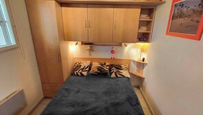 1 bedroom, iron/ironing board, free WiFi - Appartement Climatisé Face à la Plage Avec Piscine Surveillée (Valras-Plage)