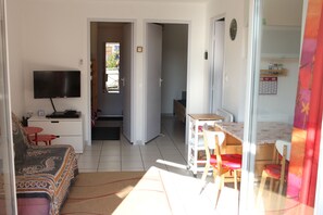 1 chambre, fer et planche à repasser