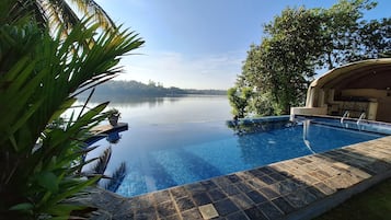 Vila, 5 quartos, para fumantes, piscina particular | Piscina | Piscina externa