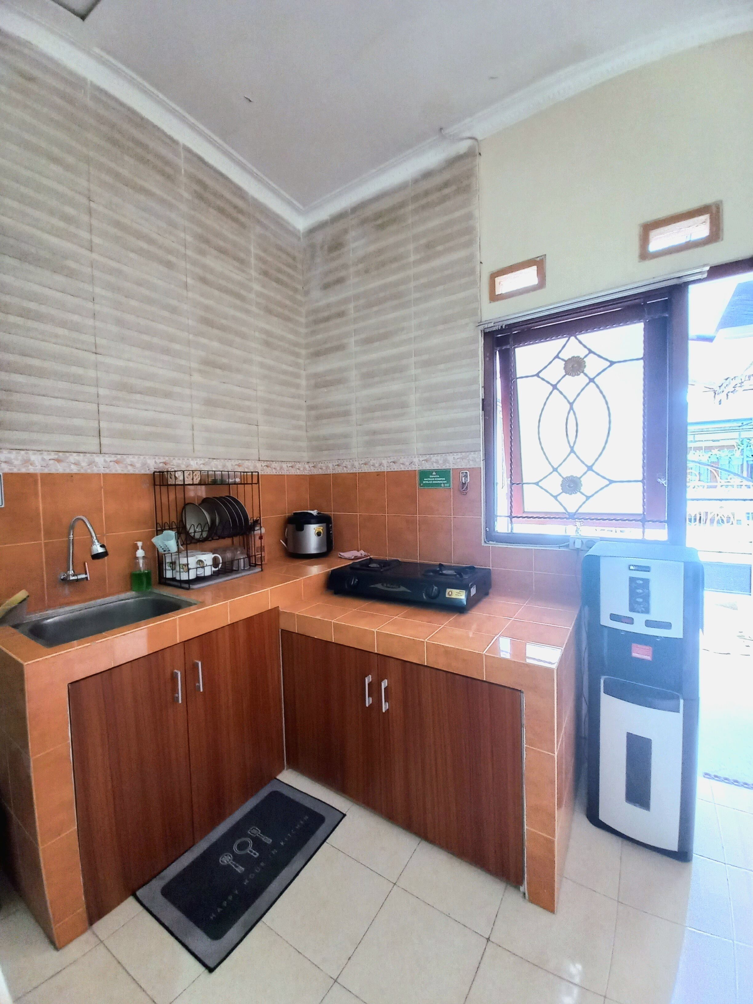 Comfort House | Private kitchen | Full-sized fridge, stovetop, electric kettle, rice cooker