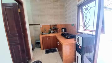 Comfort House | Private kitchen | Full-size fridge, stovetop, electric kettle, rice cooker