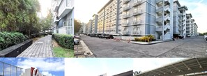 Um edifício residencial com vários andares e varandas, um estacionamento, um edifício comercial com um letreiro, uma área de compras e um espaço coberto ao ar livre.