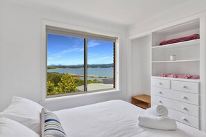 5 bedrooms, iron/ironing board, WiFi, bed sheets