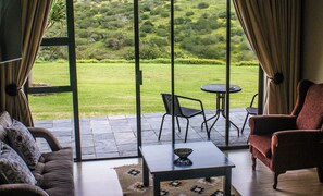 Executive Suite | Living area - Umbono Private Lodge (Alexandria)