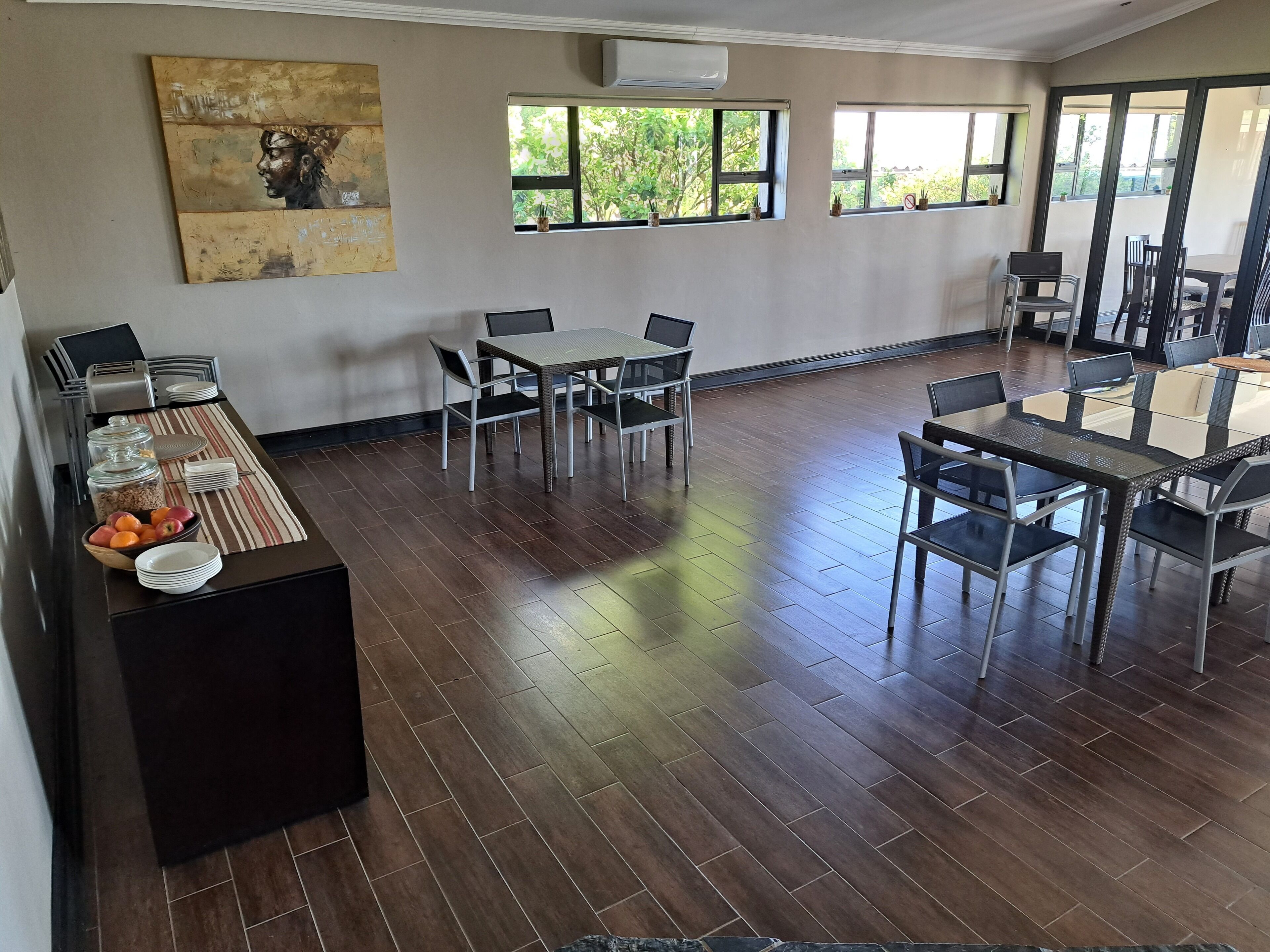 Sarapan ala kontinental setiap hari (ZAR 125 per orang)