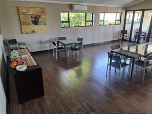 Bữa sáng kiểu Âu hàng ngày (125 ZAR/mỗi người)