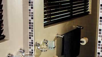 Villa ejecutiva | Baño | Secadora de cabello y toallas