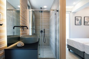Combined shower/tub, hair dryer, towels