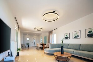 Smart TV, ping pong, stereo