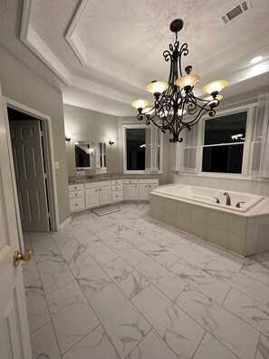 Banheira de hidromassagem, secador de cabelo, toalhas de banho, sabonete