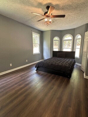 6 quartos, ferros/tábuas de passar roupa, Wi-Fi, roupa de cama