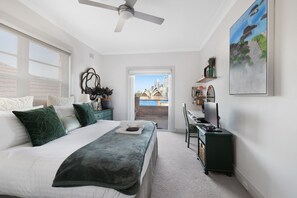 2 bedrooms, desk, iron/ironing board, free WiFi - Spacious Kirribilli Penthouse - Spectacular Harbour Bridge and Opera House Views (Kirribilli)