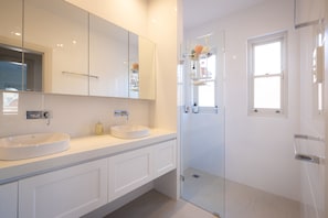 Dusche, Haartrockner, Handtücher, Seife