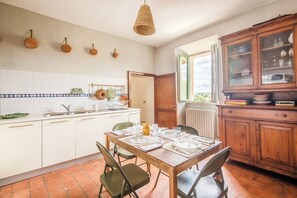 Family House, Multiple Bedrooms, 2 Bathrooms, Mountainside (Family Tuscany Home Close Via) | Private kitchen | Fridge, microwave, oven, stovetop - Family Tuscany Home Close Via Francigena (Monteriggioni)