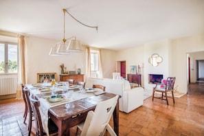 Maison familiale, plusieurs chambres, 2 salles de bains (Family Tuscany Home Close Via) | Salle à manger