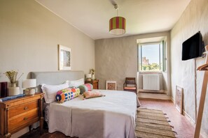 Familienhaus, Mehrere Schlafzimmer, 2 Bäder, Bergseite (Family Tuscany Home Close Via) | 3 Schlafzimmer, kostenloses WLAN, Bettwäsche