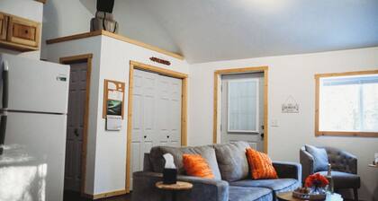 Raven’s Landing #8 cozy private cabin Northern Lights