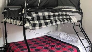2 habitaciones, escritorio, tabla de planchar con plancha y wifi gratis