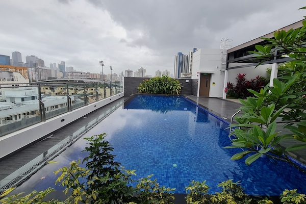 Una piscina al aire libre