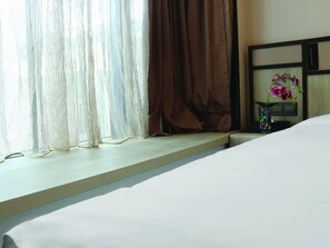 Hamilton Deluxe Room | Caja de seguridad en la habitación y escritorio 