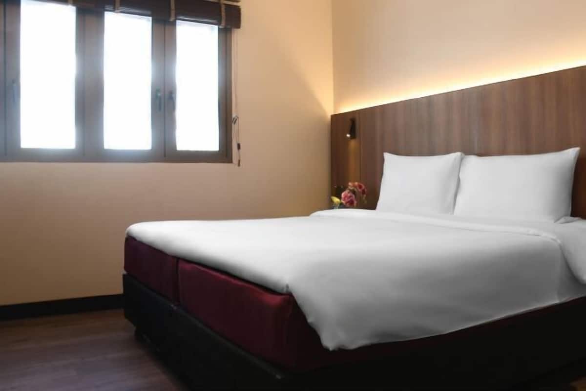Peti besi dalam bilik, meja, seterika/papan seterika, Wi-fi percuma