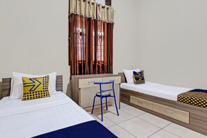 Habitación económica con 2 camas individuales | Escritorio, wifi gratis y ropa de cama