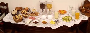 A breakfast buffet with various food items and beverages. - Museo Hacienda Cayara (POTOSI)