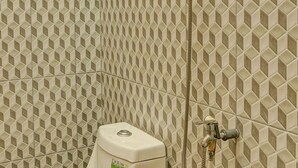 Un baño con ducha, inodoro y lavabo.