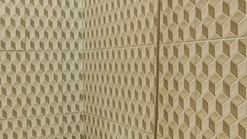 Deluxe Suite | Bathroom | Shower, towels, soap