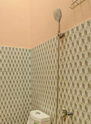 Deluxe Suite | Bathroom | Shower, towels, soap